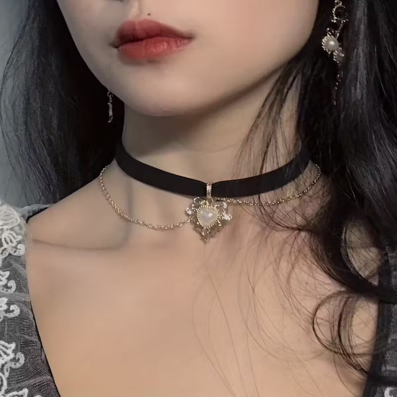 Vintage-Style Velvet Heart Choker